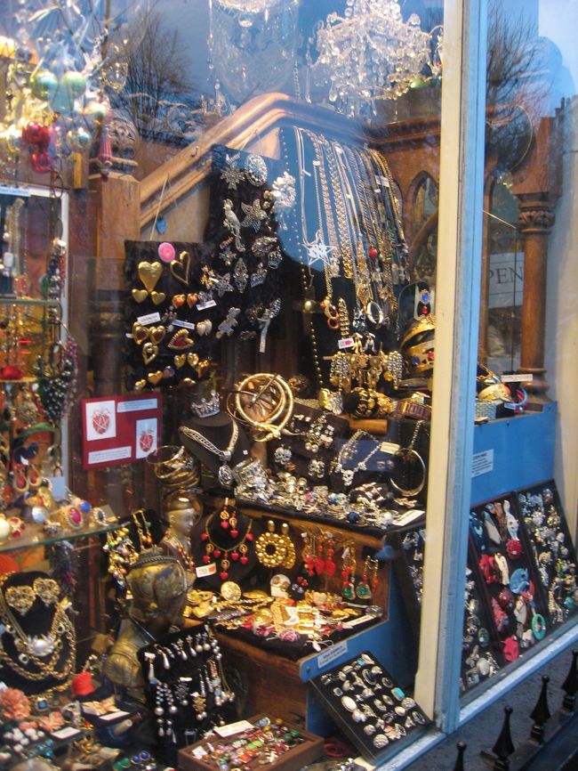 Notting Hill Gate駅から近いところにはアクセサリーのお店が多かったかも。<br /><br />きらきらどれも素敵だった。<br /><br />お値段も安価なものから高価なものまで色々。