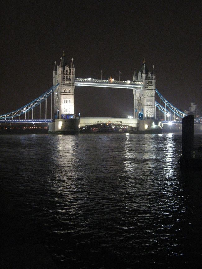 時間がなかったけれど、翌日は帰国日のため、橋マニアとしては見れないとイヤなので、時間ギリギリの中タワー・ブリッジを見に来ました。<br /><br />ライトアップされたタワー･ブリッジはとてもキレイでした。<br /><br />ネットで調べたところ今はほとんど橋の開閉はされていないよう。見たかったので残念。