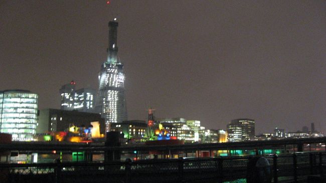 ロンドン塔を挟んでの対岸側。<br /><br />シャレオツな建物たちが。