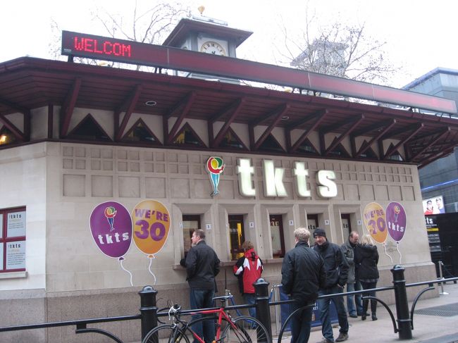 実はロンドンの記念にこの日の夜はミュージカルを見に来ました。<br /><br />お昼に思いつき、チケットをGET。<br /><br />利用したのはレスター・スクエアにあるtktsです。