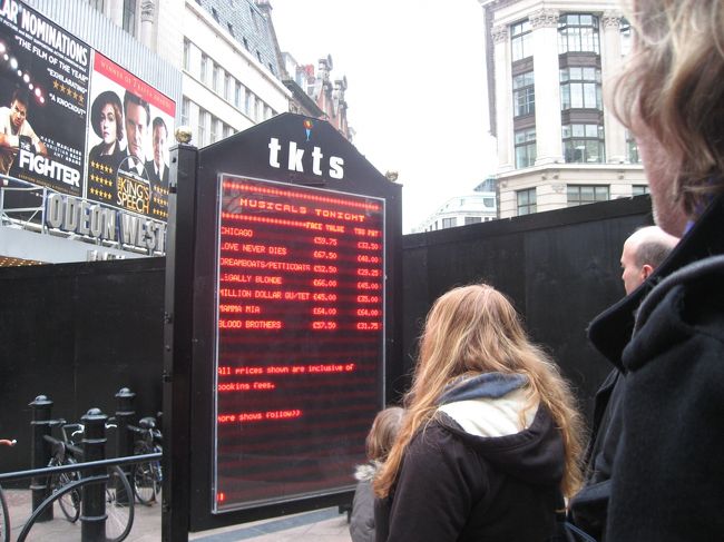 近くのボードに値段が表示されてます。<br /><br />席は選べないので、窓口で人数を告げてお金を払ってチケットを渡されるといった感じです。<br /><br />当日券でCHICAGOのチケットを半額+手数料３ポンドでGET☆<br /><br />劇場に直接行っても当日券手配できると思いますが、tktsは空きがあるミュージカルを一覧にして扱ってるのでわかりやすいかなーと思います。<br /><br />お目当てがある人は日本から直接予約して行った方がいいと思うし、現地に来てからだったら直接劇場に行けば手配手数料がいらないと思います。