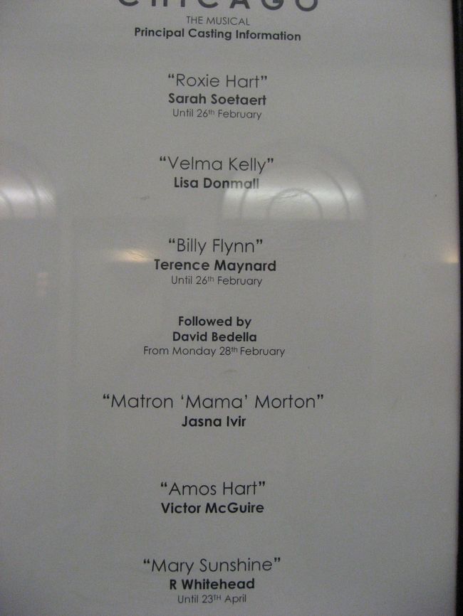 CHICAGOの出演者達。<br /><br />もともとCHICAGOは好きで、映画でも見ていたし、舞台が始まる前にケイタイであらすじを頭の中に入れなおしたので、英語でも十分楽しめました。<br /><br />
