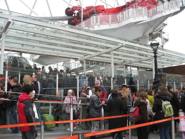 2/22<br /><br />ロンドン最終日。<br /><br />フライトは夜の７時なので、午前・午後と最後の観光を目イッパイ楽しみました。<br /><br />この行列はロンドン・アイ（観覧車）に乗る人たちです。<br />平日なのにすごい人。<br />近くにあった水族館？もかなり多くの人が並んでました。