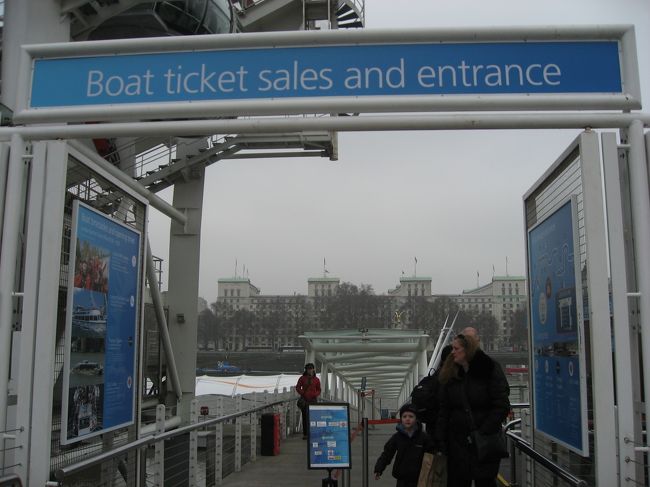 私はそのお隣にある、ロンドン･アイのお隣にあるロンドン・アイ・リバークルーズへ。<br /><br />ウォータールー桟橋から、ロンドン塔近くの聖キャサリンズ桟橋までのクルーズです。<br />約４０分のクルーズ。<br /><br />１人１２ポンド<br /><br />