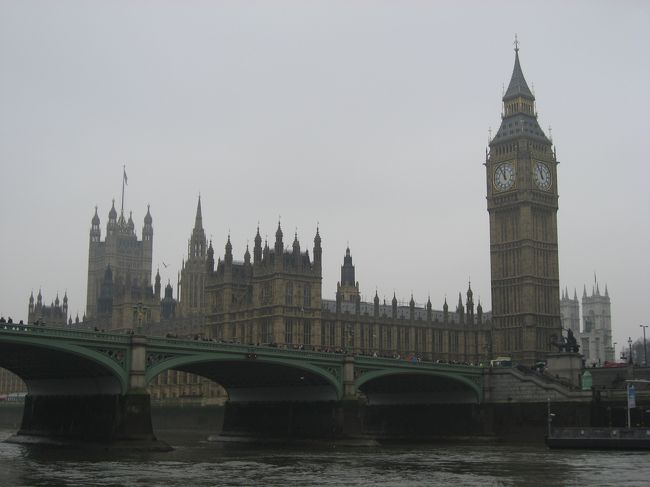 まずはビッグ･ベンとご対面<br /><br />ちなみにお姉さんがマイクで英語で解説してくれます。<br /><br />それもまたとてもBritish Englishで・・・<br /><br />私の耳はAmerican Englishに慣れてしまっているので、なかなか聞き取るのが難しい。かなしぃ・・・