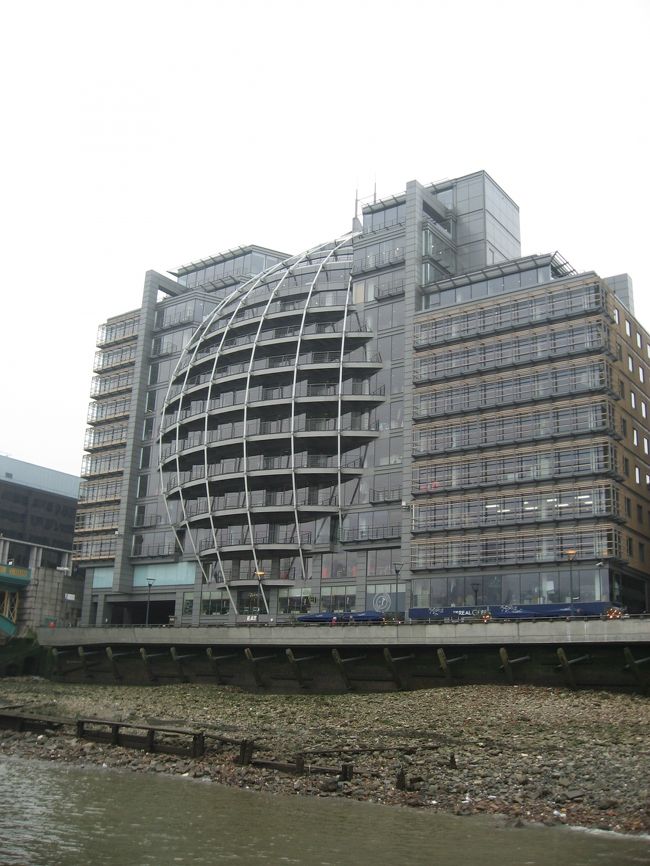 このビルなに？<br /><br />すごくかっこいい。<br /><br />３Ｄみたい。ビルが動き出すっみたいな。。。