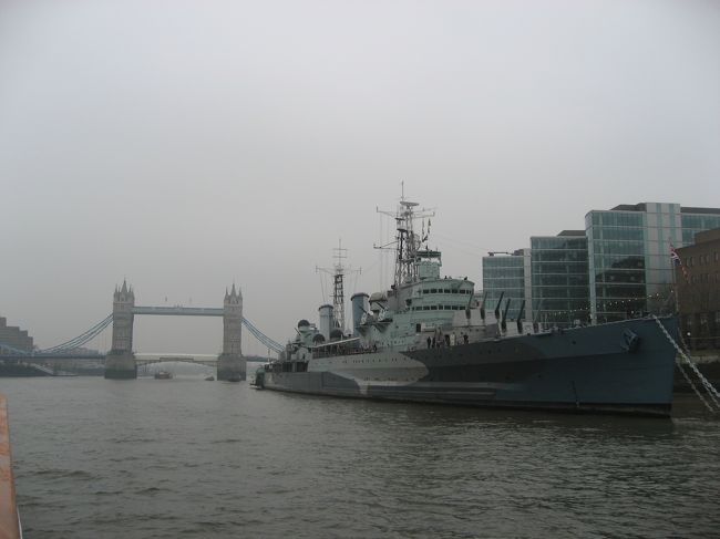 遠くに見えるのがタワー･ブリッジで手前がＨＭＳベルファスト号かと。