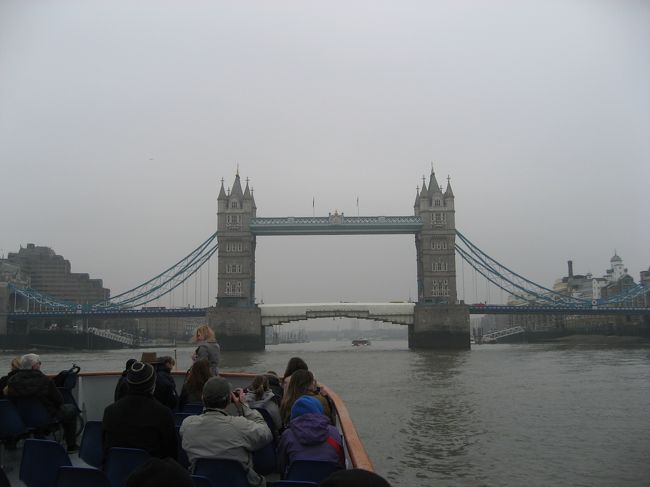 曇り空にタワーブリッジ。<br /><br />夜見るのもいいけれど、昼に見るのもいいねぇ。<br /><br />願わくば、イギリスは季節の良いときに再訪したい。<br /><br />その後、外にいるのはあまりに寒すぎて、帰りは室内から外の風景を楽しみました。外人さんは寒さに強いのか・・・。
