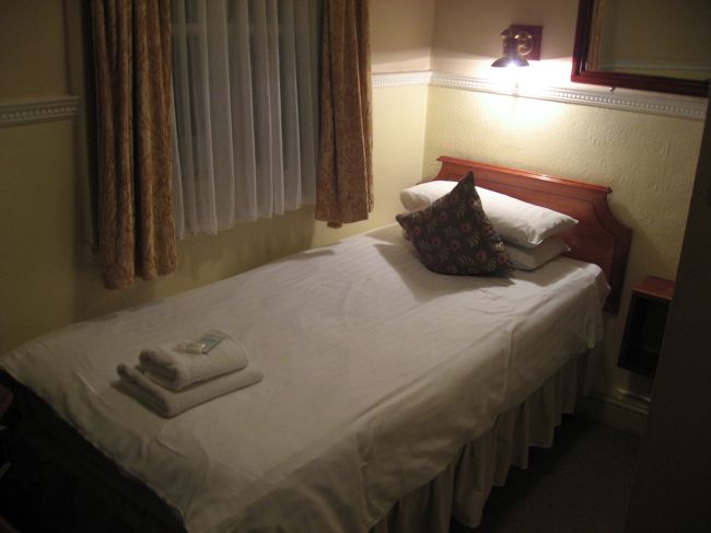 ロンドンの中では破格の値段、リーズナブルに泊まれました。<br /><br />ただ・・・部屋がせ・・・狭い。<br /><br />１日くらいで慣れたけれど、トランクを広げるスペースがありません。笑。<br /><br />ベッドの位置が高くなっていて、その下にトランクをしまうという機能！