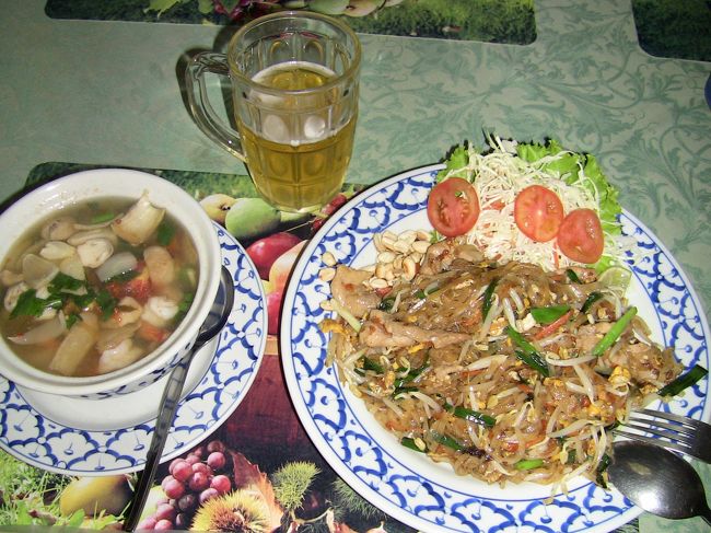 本日の夕食。<br />パッタイとトムヤムクン、そしてビール。<br />