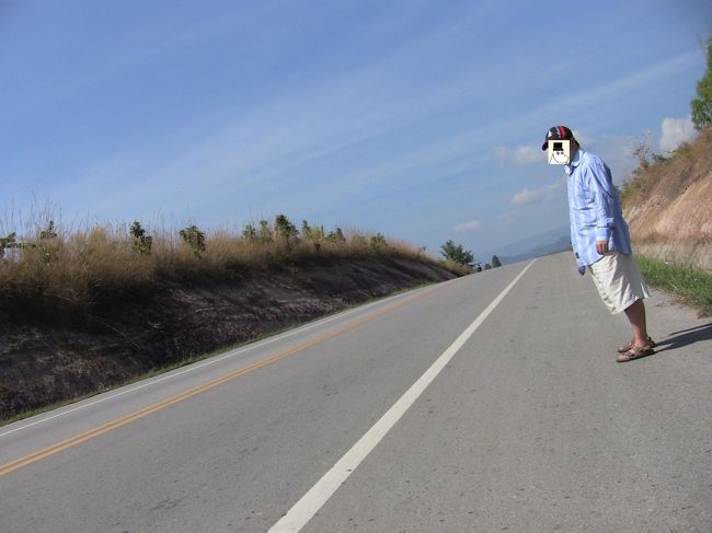 寒さと目の痛みで６６キロ手前で断念。<br />次回はフルフェイスのヘルメットを調達しようと思った。<br /><br />途中の峠。走る車も少ない。<br />