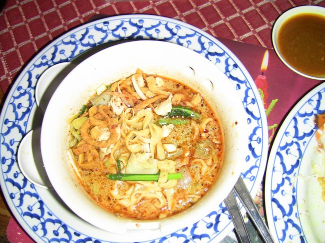 この日の夕食は、<br />カオソーイとサテ。<br />カオソーイは薬味の入れすぎに注意。辛かった。<br />