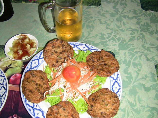 再び街をウロウロ。<br />そして、夕食。<br />トートマンプラー。ピリ辛の液体を付けて食べます。<br />