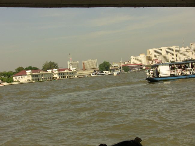 バンコクに戻り、ワットアルンを目指します。<br />地下鉄と赤バスを乗り継いで、王宮近くで下車。<br />渡し船はワットポーの裏手。６Ｂ。日本語表記あり。<br />観光シーズンで渡し船は満席。<br />