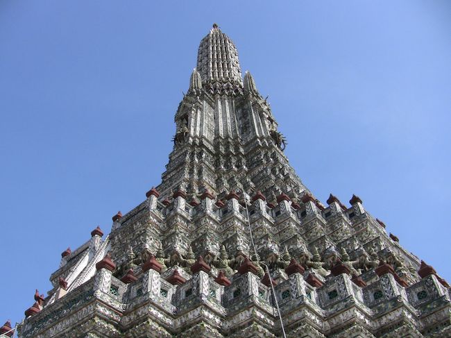 ワットアルンに到着。でかい、きれい。でも、暑い。<br />上まで登ろうかな・・・。