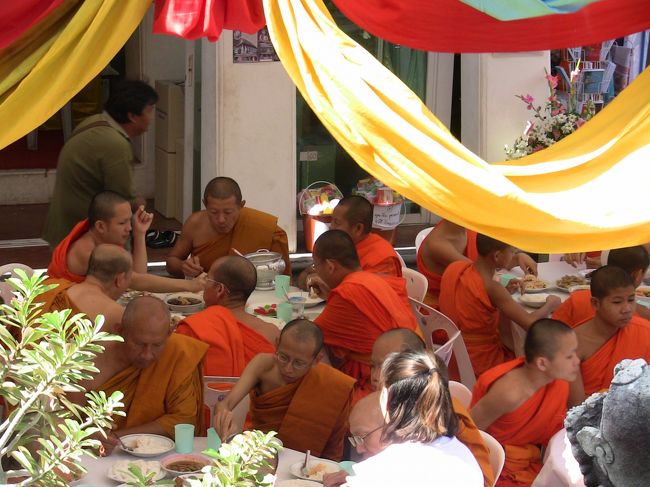 お坊さんの昼食風景。<br />みんな仲良く食べてます。<br />