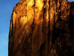 翌朝は、チョッと早起きして朝日に染まるEL Capitanを見に。
