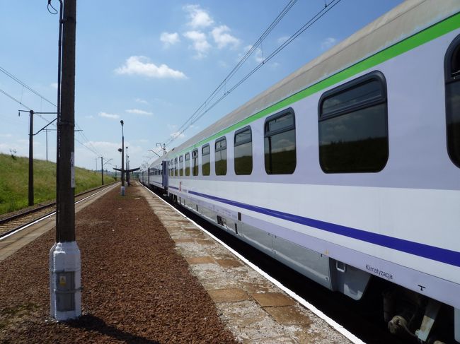 ２日目<br />ワルシャワからクラクフへ<br />途中で突然停車<br />駅なのか・・・