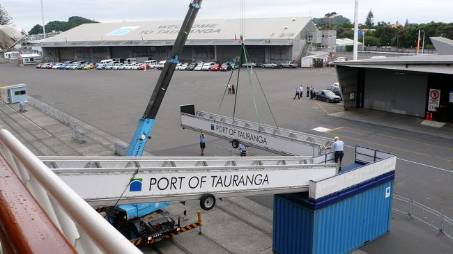 タラップを準備している最中です。<br />恒久的な乗降機だと、建設費や固定費等で高くつきますが、このような方法だと、機材も人数も経費も節約できますね。<br />