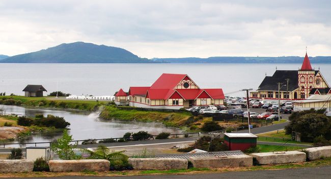 ロトルアは、タウランガより約６０キロ南に位置しています。<br />ロトルア湖（Lake Rotorua）に到着で、マコイア島が見えます。<br /><br />ニュージーランドで、３番目に大きい湖です。<br />水深は平均で１１メートルと浅く、硫黄分が含まれているので、青緑色に見えるとのことです。<br />湖はタウボ火山帯にあり、１４万年前に大噴火をした巨大火山が崩落したカルデラ湖である。