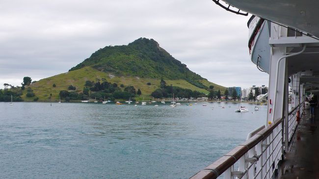 間もなくタウランガ港に到着です。<br />左舷側から眺めた風景です。<br />マウンガヌイ山「Ｍｏｕｎｔ Ｍａｕｎｇａｎｕｉ」で、高さは２３２メートルしかありませんが、周囲に高い山が無いので、近辺からは目印として利用できます。