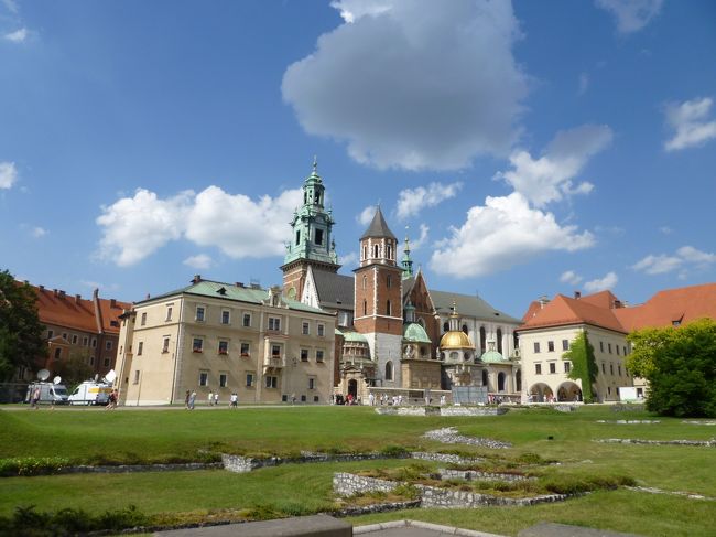 ヴァヴェル城の大聖堂<br />手前の石積みは、ローマ時代のもの