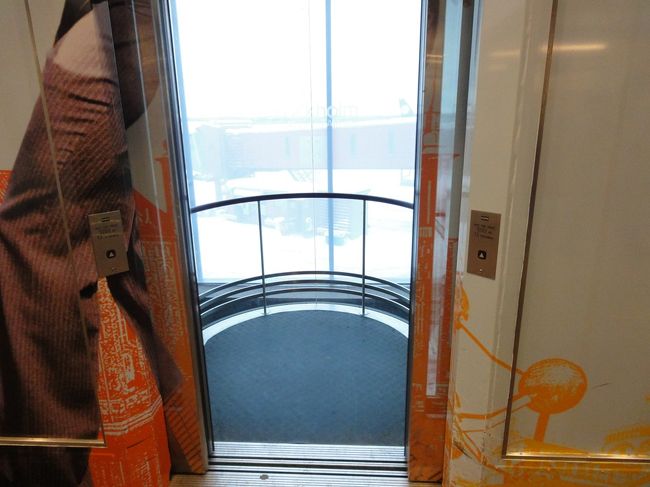 カードラウンジを含めてラウンジ関係はエレベーターで上のフロアへ移動。