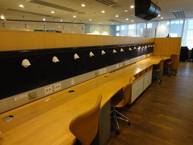 その反対側には自前のPCを持ち込む人達用のPCコーナー。