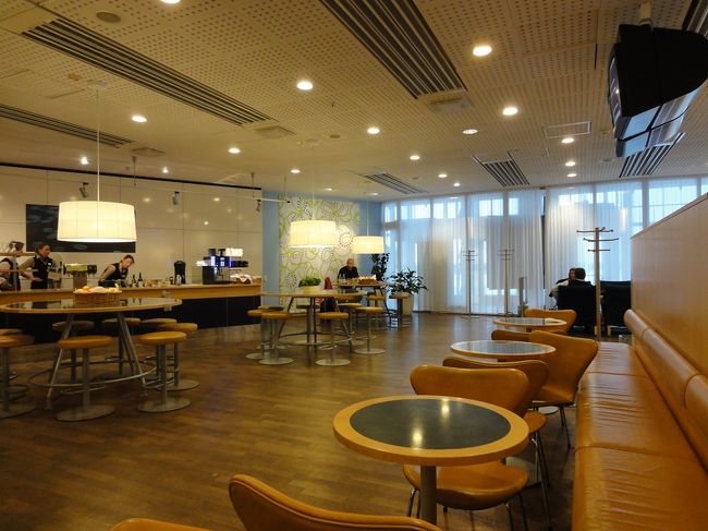 壁を挟んでPCコーナーの裏側にあるのが軽食コーナー。