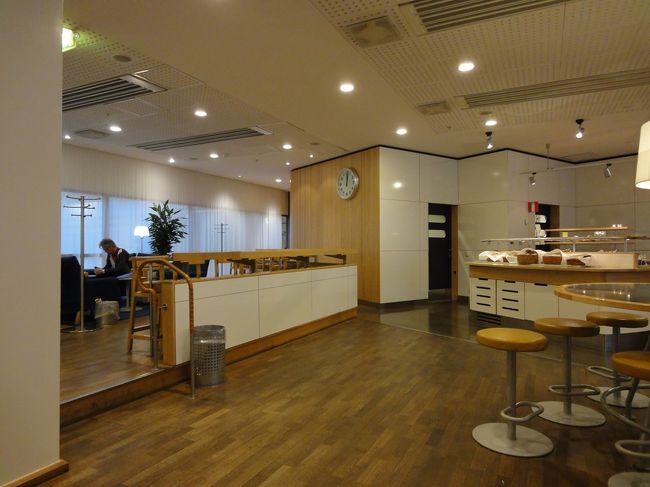 軽食コーナーの隣にはソファが並ぶコーナーです。