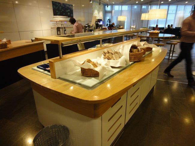 軽食コーナーと言ってもパンとチーズ位であとはスナックなどが並びます。