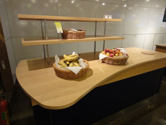 こちらのテーブルにはフルーツが並び…