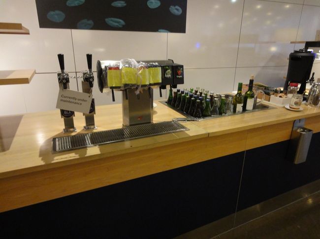 こちらはドリンクコーナーですがドリンクサーバー類はほとんどが故障中で使えるサーバーは２か所のみ。