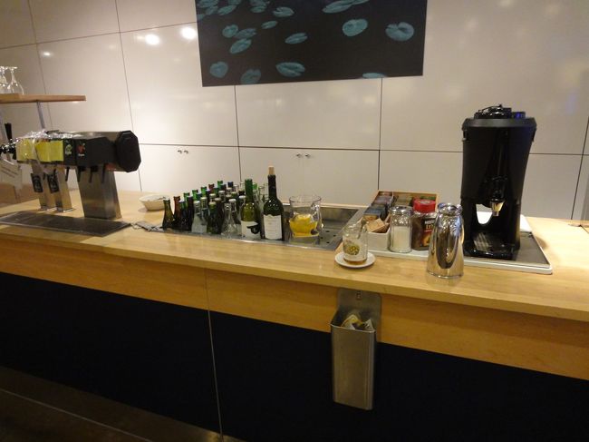 ビン類のドリンク類とティー関係のコーナー。