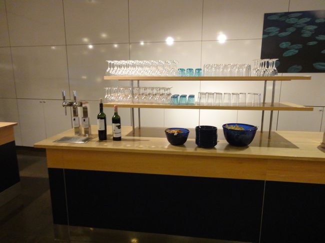 こちらはグラスとスナック類のコーナー。