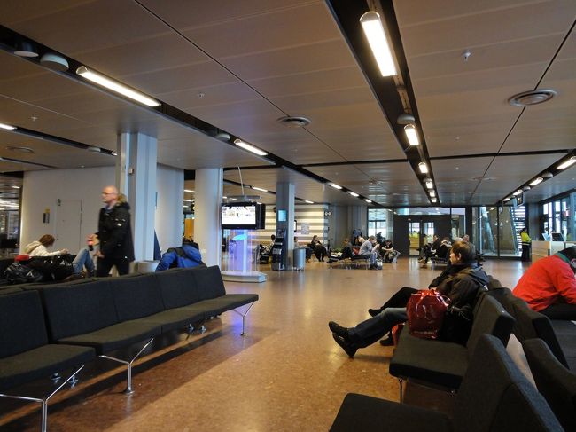 １０分遅れでラウンジを出たのですが結局さらに１５分程遅れて最終的には約３０分程の遅れ。<br /><br />続きはこちら<br />http://4travel.jp/traveler/magic_takashi/album/10550896/<br /><br /><br /><br />今回の北欧周遊旅行を初めから見るにはこちら。<br />http://4travel.jp/traveler/magic_takashi/album/10716269/ 