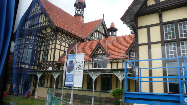 ロトルア博物館です。<br />この博物館は、もと温泉療養所だった建物です。<br />時間制約のため通過、車中からの写真です。<br />