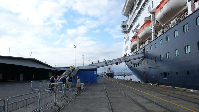 着岸して下船最中です。<br />ニュージーランドでの乗下船時には、パスポート本通が必要です。<br />今迄は、ほとんどコピーで可能でしたが、固いことを言う係員が居られました。<br /><br />今日は船主催の「魅惑的な町ロトルア」９時間のツアーに参加です。<br />希望者と我々の女性添乗員も参加します。<br />どんな所なんでしょうね、楽しみです。