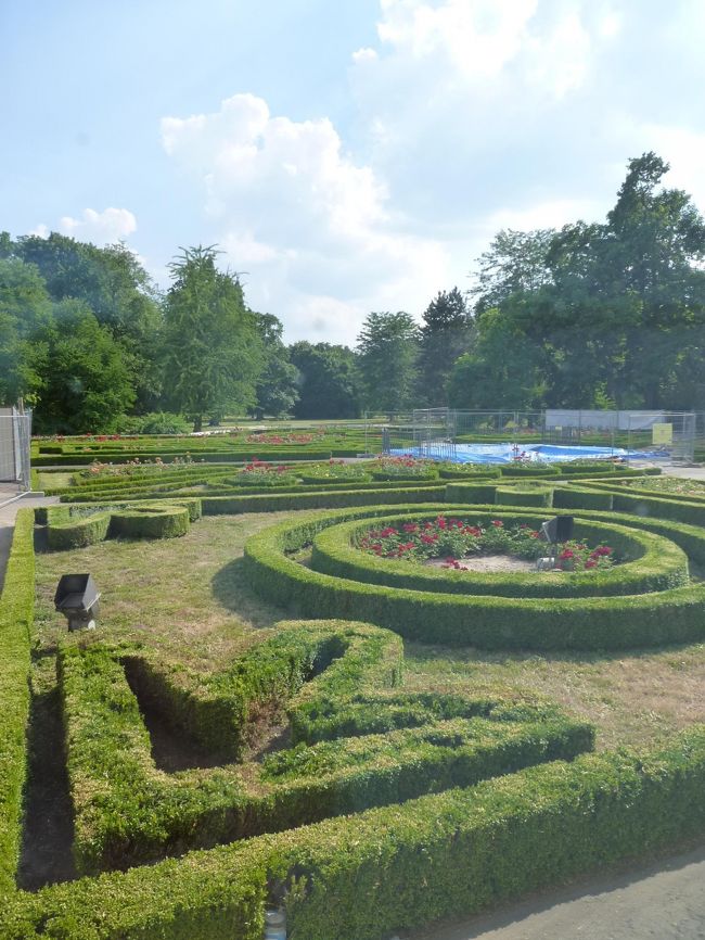 ヴィラヌフ宮殿の庭園<br />入場料が別途かかります