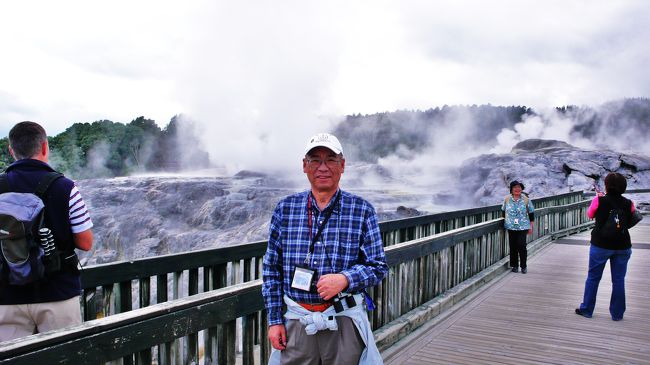 ボフツ間欠泉をバックに記念の一枚。