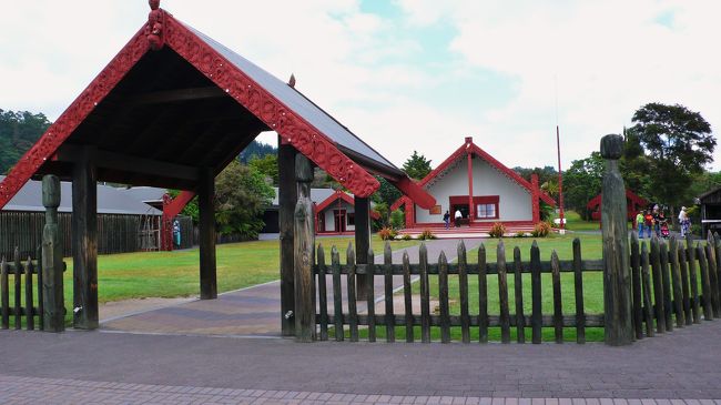 マオリの復原村で、奥の建物が集会場「マラエ」です。<br />ここでは毎日コンサート（ショー）が、独特のマオリ伝統文化「ハタ」を見学することが出来る。<br />集会場は神聖な場所なので、裸足で入場する。