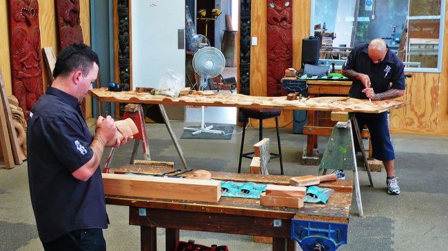 テ・プイアには、マオリ美術工芸学校があり、彫刻専門学校（テ・ワナンガ・ファカイロ）と織物専門学校（テ・ソト）である。<br />彫刻に励んでいる人々。