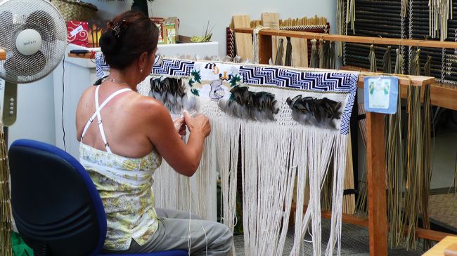 織物専門学校で伝統の工芸織物を作成中です。