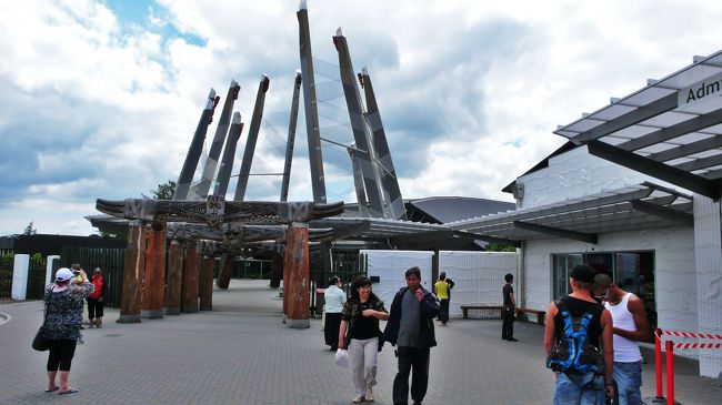 ロトルアで最大のサーマル保護区「テ・プイア（Ｔｅ Ｐｕｉａ）」に到着で、入り口の様子。<br />入場門は、テ・ヘケタンガ・ア・ランギ「天国の始まり」の意味で、空に向かってそびえ立つ１２体の現代彫刻はそれぞれが、テ・アラワ族の神々しい守護神を象徴している。