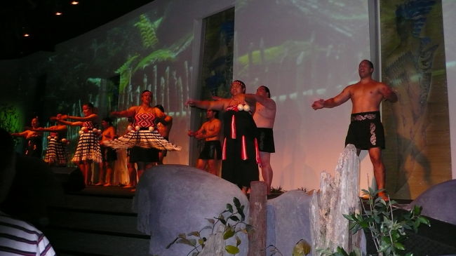 昼食は、ホテルでマオリの伝統文化のショーを見ながらです。<br />