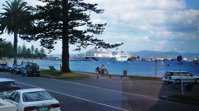 タウランガの町に戻ってきました。<br />フォーレンダム号の前にも、もう１隻の客船が着岸しています。
