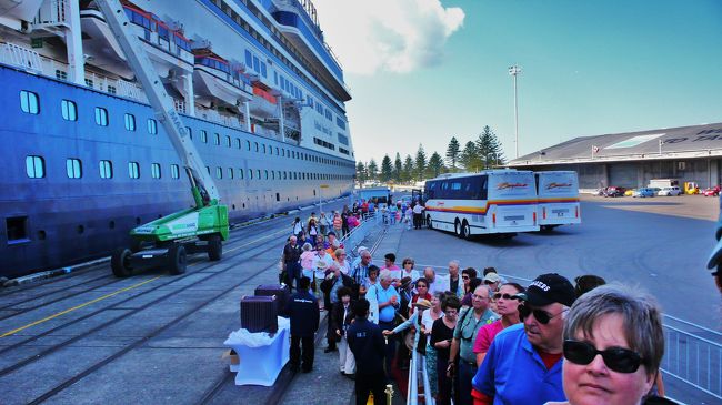 我々が乗船を始めてから、さらに数台のツアーバスが到着。<br />セキュリティチェックを受けるために、行列が長くなってきました。