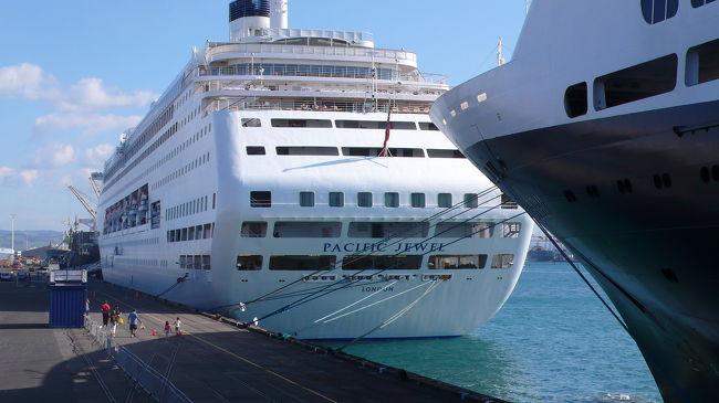 前方に停泊している客船を写しました。<br />ＰＡＣＩＦＩＣ　ＪＥＷＥＬ号（パシフィック ジュエル号）です。<br />７０３００トン、全長２４５メートル・全幅３２メートル。<br />乗客定員１６００名・乗組員６８０名のカジュアルクラスの客船です。<br />Ｐ＆Ｏクルーズ・オーストラリア社所属、１９９０年竣工。