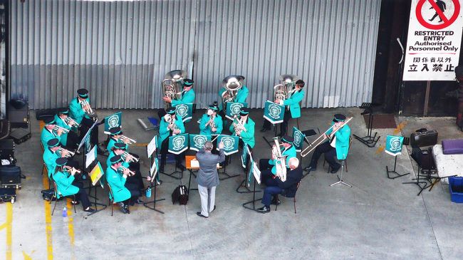 出航を見送ってくれる楽団が練習中です。