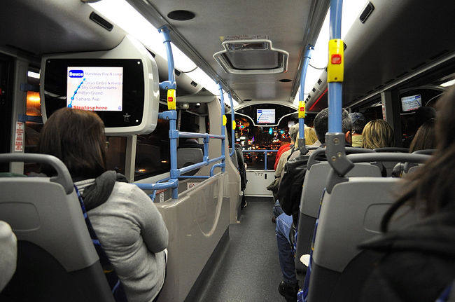 ２７日　２１：２９<br /><br />バスに乗って帰ります。<br /><br />バスの２階の状況です。